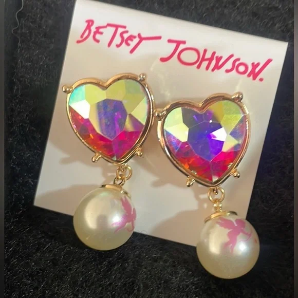 NWT ⚜️💖⚜️ BETSEY JOHNSON HEART EARRINGS with Drop Pearl accent - Picture 7 of 11